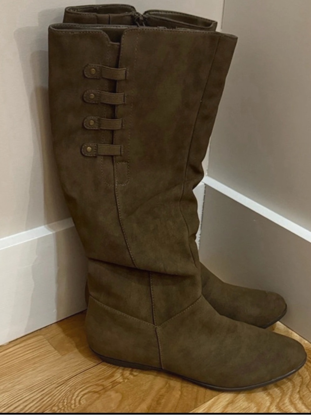 Classic White Cliffs Women's Boot in Brown